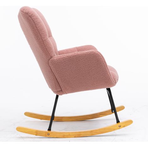 Moderner Schaukelstuhl aus rosa Teddy-Stoff mit gestepptem Rückenteil und Armlehnen (1/5)