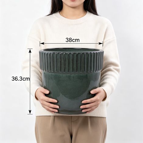 Pot céramique artisanal Ø38 cm, vert foncé brillant, bord rainuré vertical, respirant, antigel, drainage, pour grandes plantes, balcon urbain et jardin. (1/5)