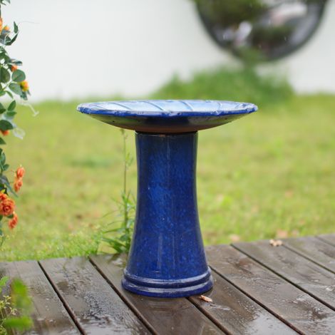 Bain d'oiseau en céramique artisanale (Ø 43 cm, hauteur 45 cm), bleu roi brillant avec relief tourbillonnaire radial sur la vasque, résistant aux intempéries et au gel, pour jardin, terrasse et balcon (1/5)