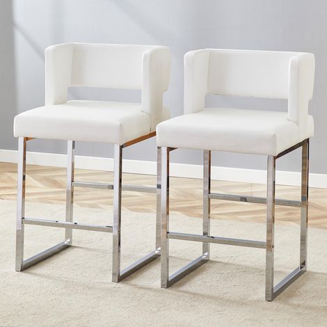 Lot de deux tabourets de bar de style nordique, au design carré moderne, avec pieds en métal argenté. Légers et confortables, ils sont disponibles en plusieurs coloris. (1/5)
