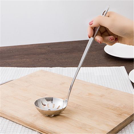 Cuillère à soupe en acier inoxydable avec trou de suspension et manche long, idéale pour la filtration en cuisine (Écumoire) (1/2)