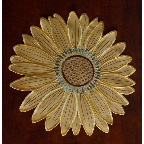 Ensemble de 4 sets de table fleuris à motif tournesol, brodés et ajourés, en tissu jaune, pour décorer une table basse lors de fêtes estivales. (1/3)