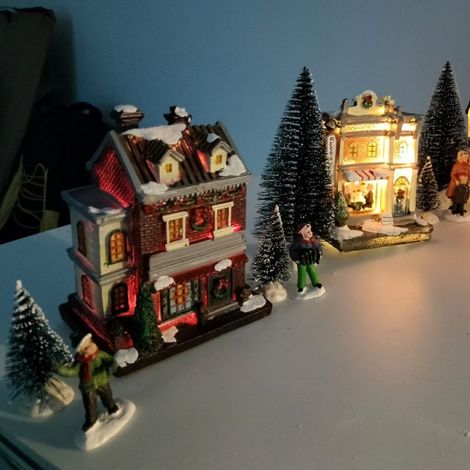 Juego de Casas Navideñas con Nieve, Figuras y Pinos Nevados - Decoración de Navidad (1/5)