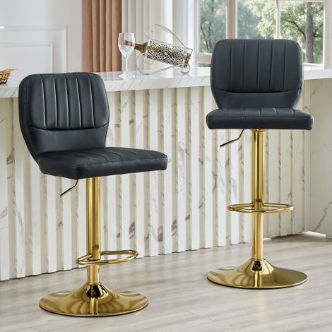 Tabouret de bar pivotant à 360°, réglable en hauteur de 62 à 83 cm, avec dossier et repose-pieds, ergonomique, en similicuir noir, supportant jusqu'à 136 kg, finition chromée dorée. (1/5)