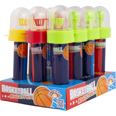 Basketballprofi und junger Athlet bereiteten dem Meister 12 Würfe vor (1/2)