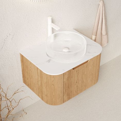 Meuble vasque mural de 61 cm avec vasque ronde en verre transparent, plan de travail blanc Carrara, caisson en contreplaqué rayé aux bords arrondis avec tiroir, pré-assemblé, couleur bois naturel. (1/5)