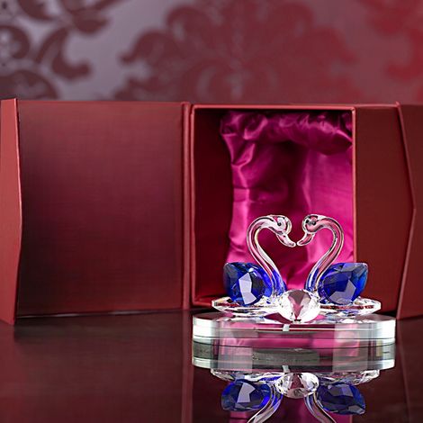 Magnifique cygne en cristal, symbole d'amour, cadeau idéal pour une épouse ou une petite amie à l'occasion d'un anniversaire, d'un anniversaire de mariage ou de la Saint-Valentin. Présenté dans un écr (1/3)