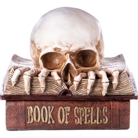 Escultura decorativa de calavera en una figura gótica de libro