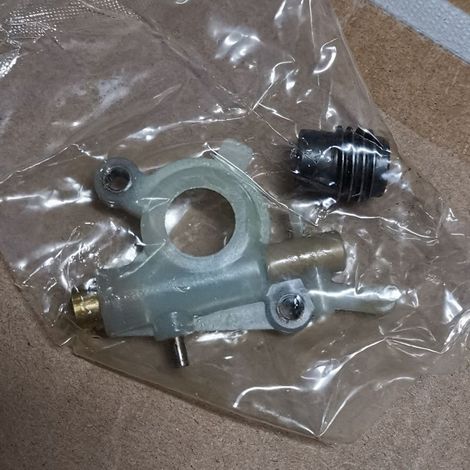 Pompe à huile ALPINA CASTOR 400 450 460 500 510 avec vis sans fin, pompe à huile avec entraînement par vis sans fin, alimente en huile les tronçonneuses. (1/2)