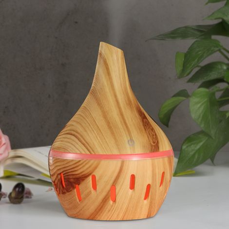 Mini humidificateur USB 300 ml avec veilleuse colorée, design ajouré, humidificateur domestique avec embout pointu, ouverture inclinée et aspect bois clair. (1/5)