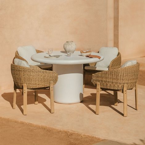 Ensemble table ronde Ø120 cm en ciment Namara et 4 chaises de jardin avec accoudoirs en bois d'acacia Leilan SKLUM (1/5)