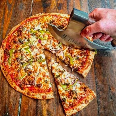 La petite hachette Viking est un coupe-pizza en acier inoxydable de haute qualité et pratique, idéal comme cadeau pour les fêtes. (1/5)