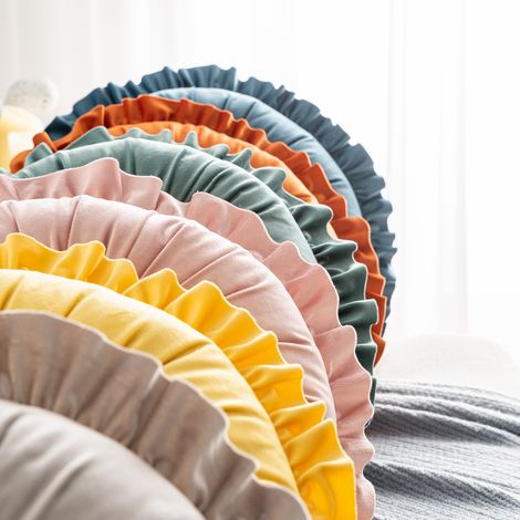 Coussin rond en velours à volants et à fleurs décoratives pour canapé (1/5)