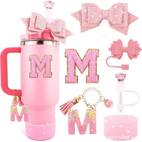 KOWOLL Ensemble d'accessoires roses pour gobelets Stanley de 30 et 40 oz avec anse, comprenant des breloques lettres, des couvre-paille à nœud et diamant, et un embout en silicone pailleté. (1/5)