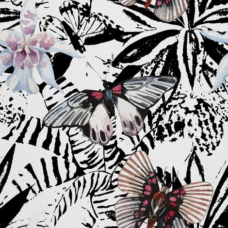 Tela decorativa para exteriores tipo oxford con estampado de mariposas sobre fondo blanco y negro. (1/5)