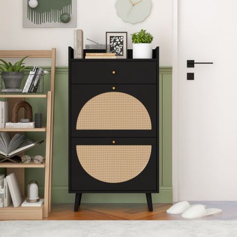 Meuble à chaussures à deux portes et un tiroir, coloris noir, aspect rotin doté de portes semi-circulaires interchangeables, d'étagères doubles et d'un dos ouvert idéal pour les couloirs et espaces (1/5)