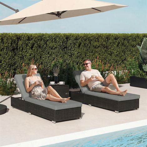 Set 2 Sdraio da Giardino in Rattan con Tavolino Laterale e Schienale Regolabile, 184x60x22 cm, Grigio Scuro