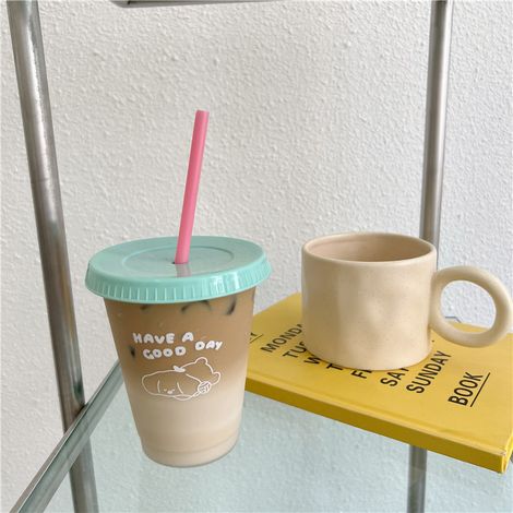 Großer Kunststoff-Kaffeebecher mit Deckel und Strohhalm für kühle Sommergetränke – 470 ml (1/5)