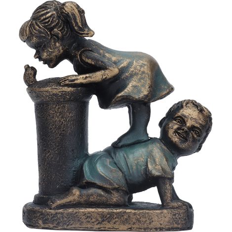 Harzskulptur eines Jungen und eines Mädchens beim Wassertrinken (1/5)