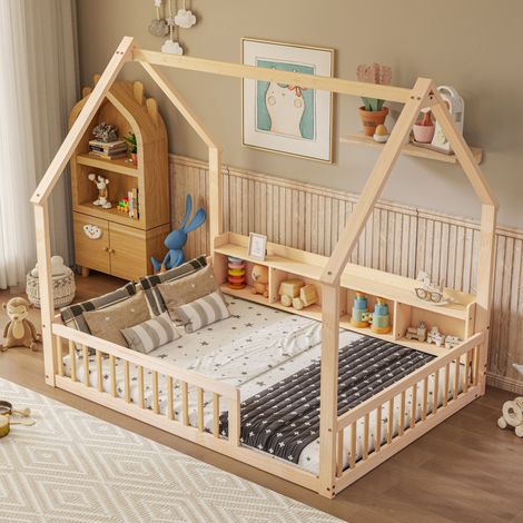 Lit cabane enfant 140 × 200 cm en bois de pin avec barrières de sécurité, étagères de rangement intégrées et cadre maison - Naturel (1/5)