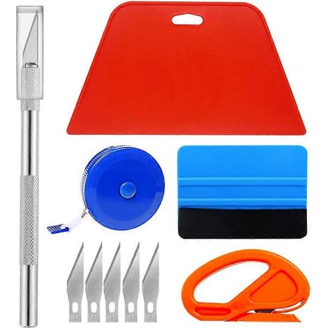Outil professionnel pour la pose de papier peint, comprenant un cutter, une raclette en feutre, un grattoir rigide et un mètre ruban pour la pose de films vinyle. (1/4)