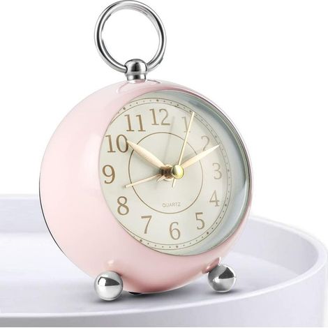 Questa sveglia silenziosa è dotata di un ampio display retroilluminato. Grazie alle sue dimensioni compatte, è ideale per camere da letto, cucine o uffici. (1/5)