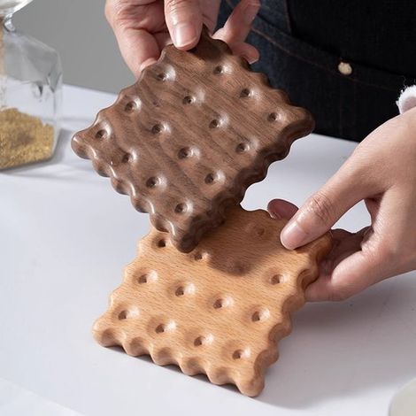 Ensemble de 2 sous-verres en bois pour biscuits (1 en hêtre et 1 en noyer noir) - Emporte-pièce mignon - Sous-verre isolant - Idée cadeau originale (1/5)