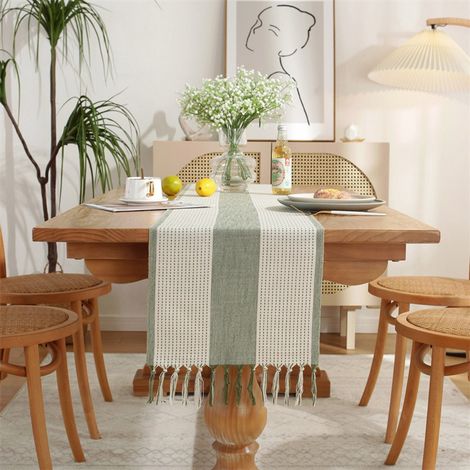 Chemin de table bohème, crème, style maison de campagne, à pompons, lavable, idéal pour les fêtes, anniversaires, festivals et mariages. Trois rayures vert clair, 33 x 275 cm. (1/5)