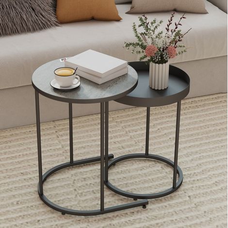 Set di 2 tavolini da salotto rotondi grigi in MDF e metallo, design a vassoio, impilabili (1/5)