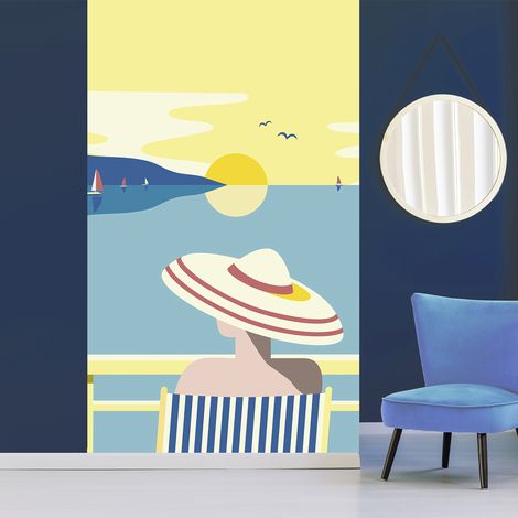 Papier peint intissé panoramique, illustration d'une personne sur un transat face à la mer, voilier et soleil, 250 cm X 150 cm (1/2)