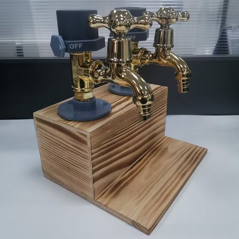 Whiskyspender aus Holz, Vatertagsgeschenk (zwei Wasserauslässe, Sockel in Carbonoptik) (1/4)