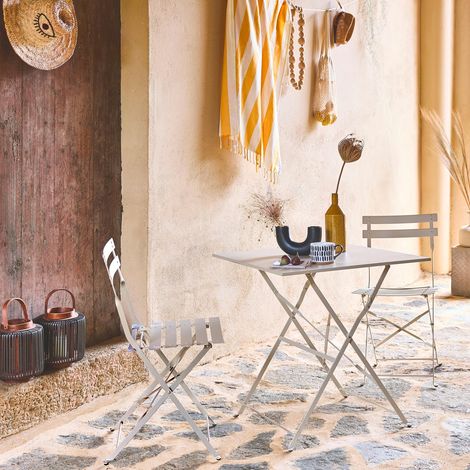 Sweeek – Ensemble table et chaises de jardin pliantes – 2 assises beige – Acier thermolaqué – Dimensions table 70x70cm – Confort lattes incurvées (1/5)