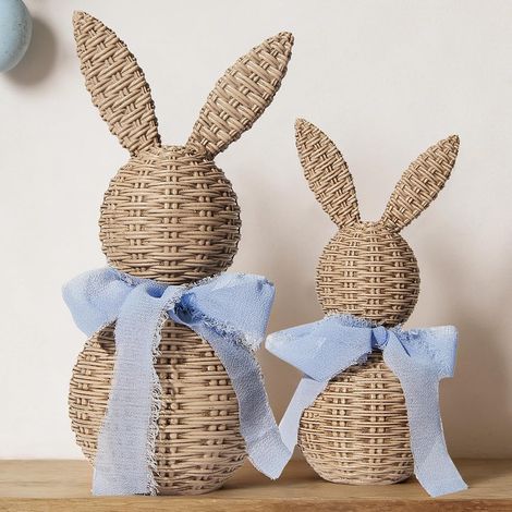 Lot de 2 lapins en résine effet rotin avec nœud bleu clair - Décoration de Pâques - Décoration de table pour maison, mariage (C) (1/5)