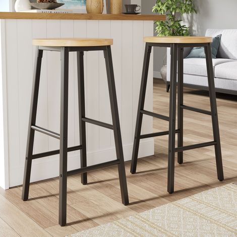 Ensemble de 2 tabourets de bar avec assise imitation bois, hauteur 63 cm, charge maximale de 150 kg par tabouret, avec deux repose-pieds et pieds réglables, structure en métal noir (1/4)