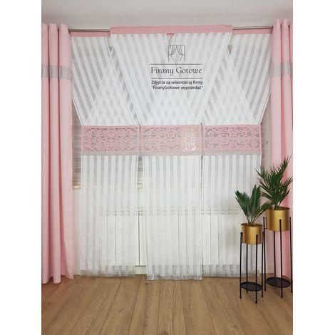 Panel decorativo con circonitas de color rosa claro.