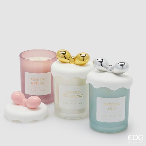 EDG Enzo De Gasperi Candela di Natale con Fiocco Ass. H 12,5 Cm D 7,5 Cm  Berry Fruit, Greenwood Breeze o Cinnamon 1 Pz