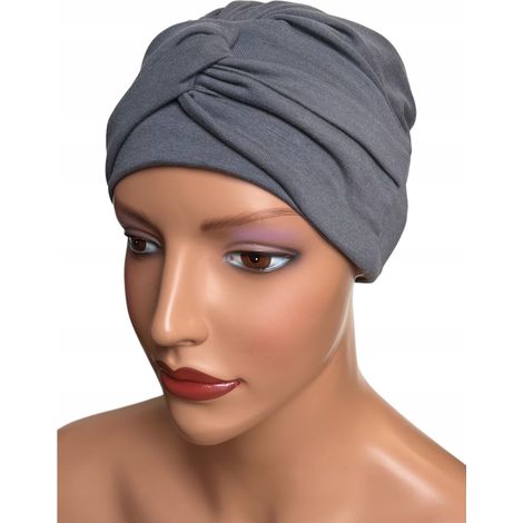 Sara lleva un turbante tejido, de color gris oscuro, hecho de bambú, también después de la quimioterapia. (1/5)