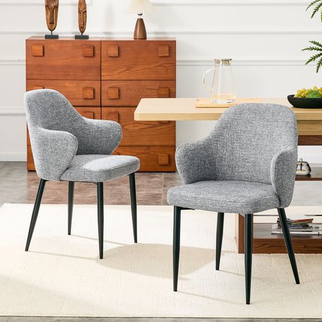 Lot de 2 chaises de salle à manger grises en tissu, hauteur 83 cm, piètement métallique croisé renforcé, dossier large et enveloppant.