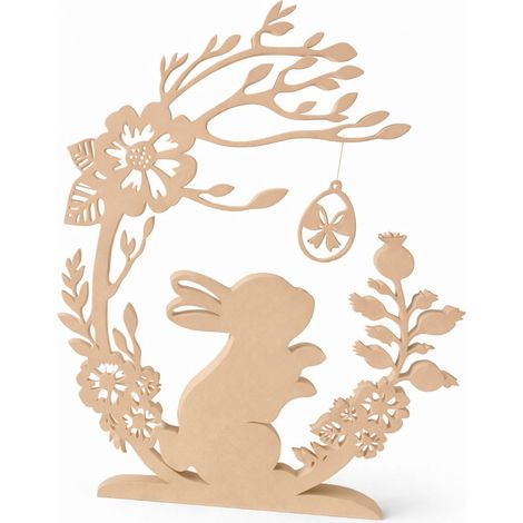 Conejo de Pascua decorativo bajo el arco con un huevo de Pascua, color beige.