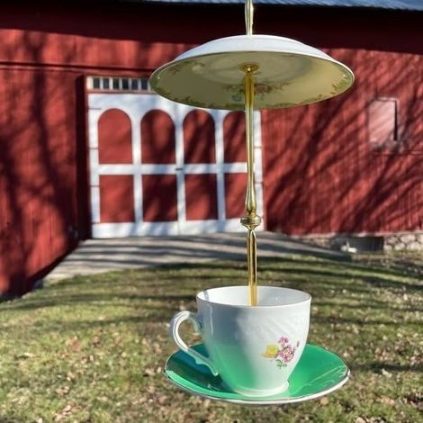 Mangeoire à oiseaux en forme de tasse pour une fête du thé créative -- Mangeoire à oiseaux en forme de tasse - A --