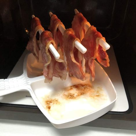 Plateau à bacon pour micro-ondes, idéal pour le bacon et les chips. Ensemble de cuisine 4 pièces comprenant une brosse à vaisselle, des gants de cuisine et un pinceau à sauce. (1/5)