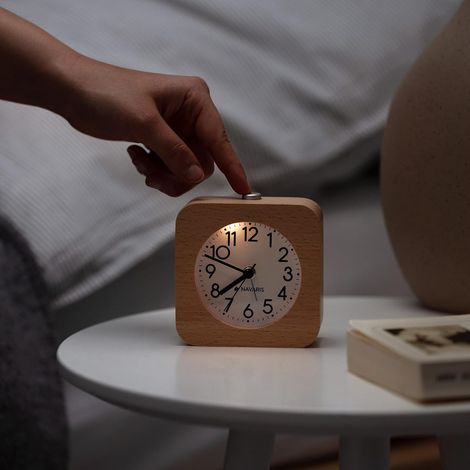 Réveil Analogique en Bois, Horloge Rétro Design Carré avec Cadran Blanc Alarme, Horloge de Table Silencieuse sans Tic Tac, Réveil en Bois Marron, Alerte audible ou visuelle selon le modèle (1/5)