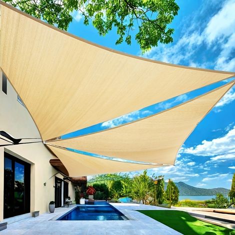 Questa tenda da sole triangolare color sabbia-beige, realizzata in materiale HDPE, è progettata per proteggere dal sole patii, giardini, cortili o terrazze. Presenta un design traspirante di 3x3x3 met