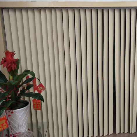 Stores verticaux en PVC, cloisons occultantes, paravents, rideaux pour salons, chambres, balcons et bureaux.