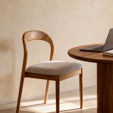 Chaise en bois Lucinda, cadre en frêne naturel et blanc, assise rembourrée, installation pratique (1/5)