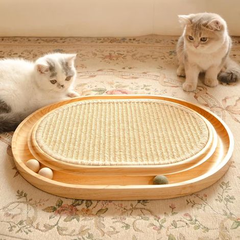 Griffoir en sisal 2-en-1 pour chat – Pin massif, coussin en sisal naturel et boules d’herbe à chat, 43×33×3 cm, pour jouer et se détendre (1/5)