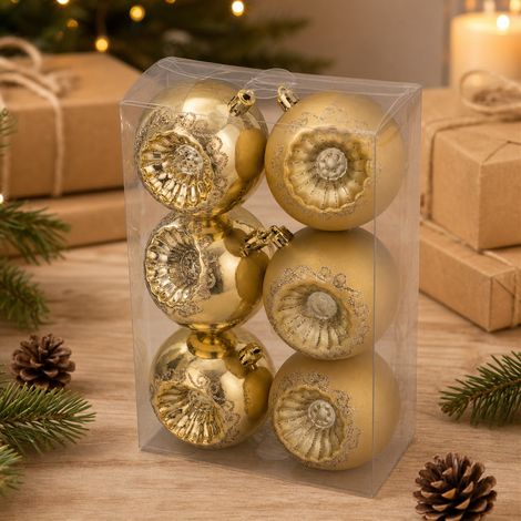 Rote, goldene und silberne geprägte Weihnachtskugeln, Schneeflocken, paillettenbesetzte Plastikkugeln, Christbaumschmuck, hängende Kugeln für festliche Szenen.