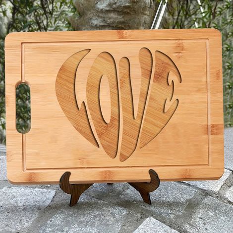 Planche en bambou "LOVE" romantique – Idée cadeau originale Saint-Valentin (1/5)