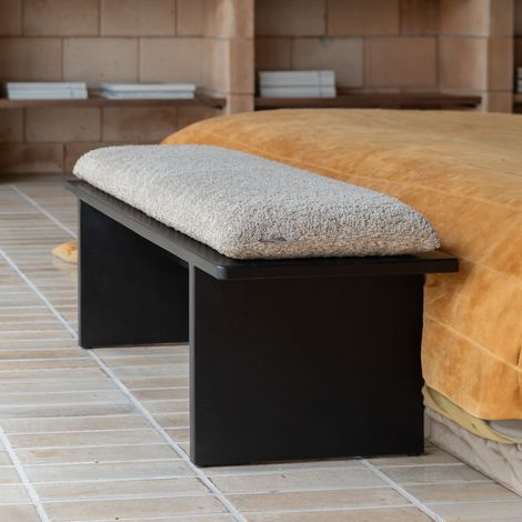 Banc 85x35x38 cm en bois noir et coussin bouclé beige