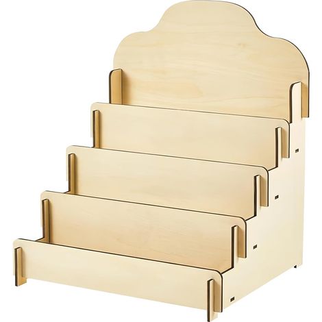 Una mensola in legno a quattro ripiani per esporre biglietti d'auguri e cartoline.